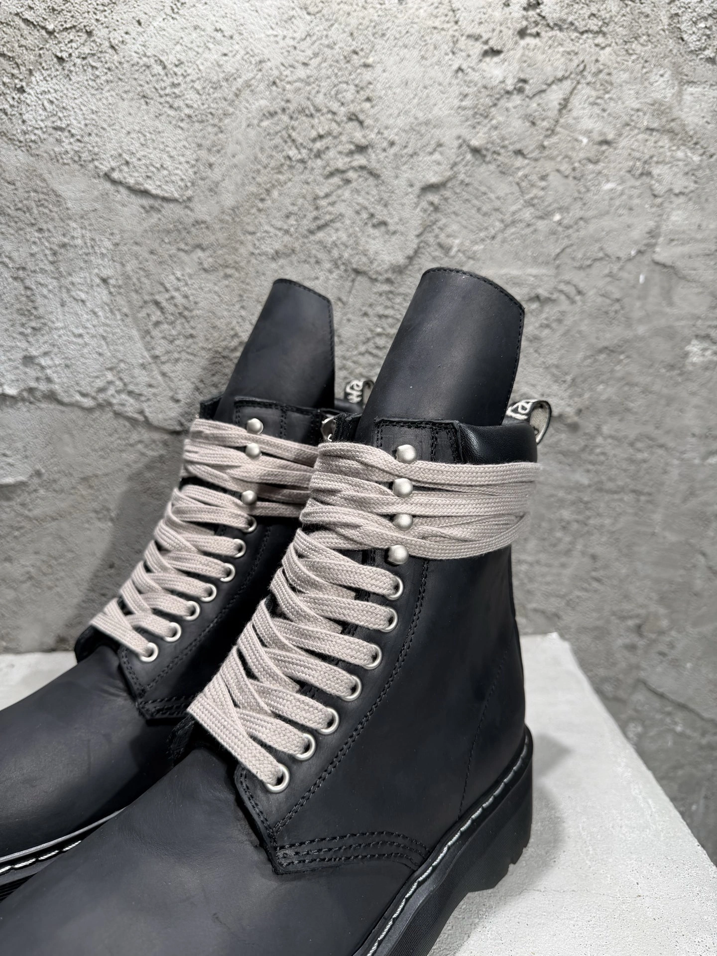 OOBB--Ow59s DM02E68139001-09  DW02E68139001-09 Ow59s x Dr.Martin Calfskin cowhide item:F-X409B0223B